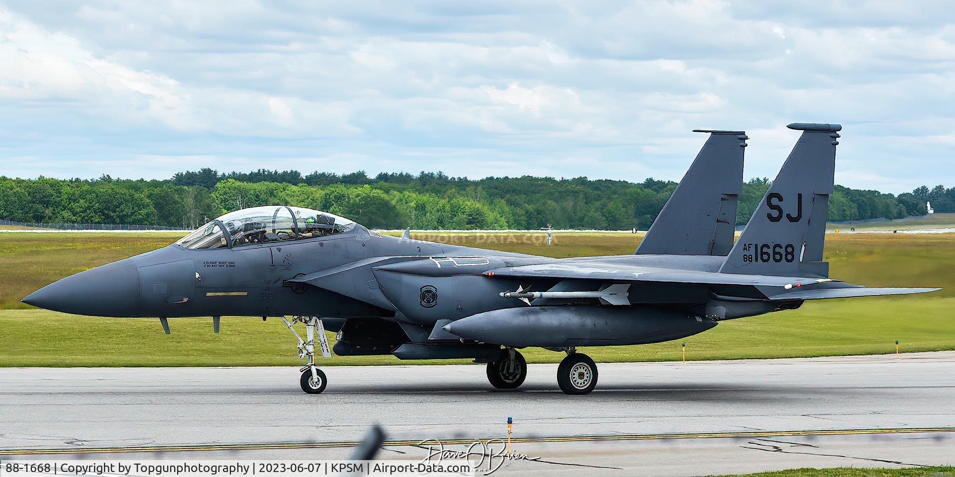 88-1668, 1988 McDonnell Douglas F-15E Strike Eagle C/N 1077/E052, WSO waving to the crowd