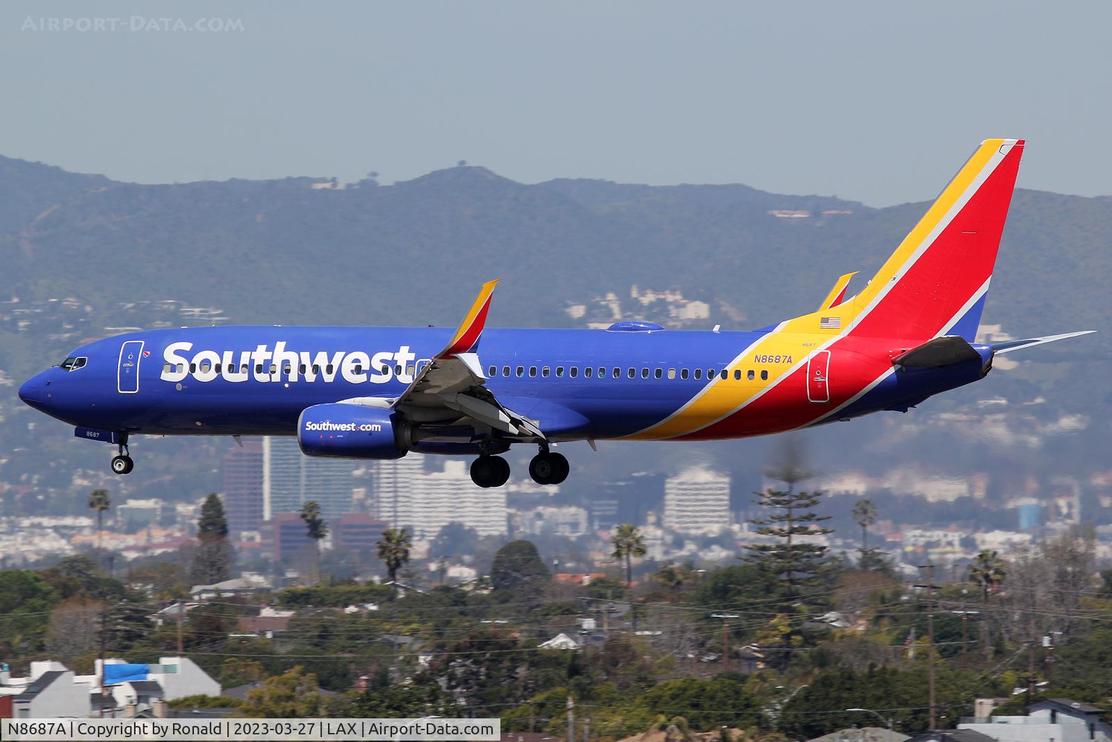 N8687A, 2016 Boeing 737-8H4 C/N 33937, at lax