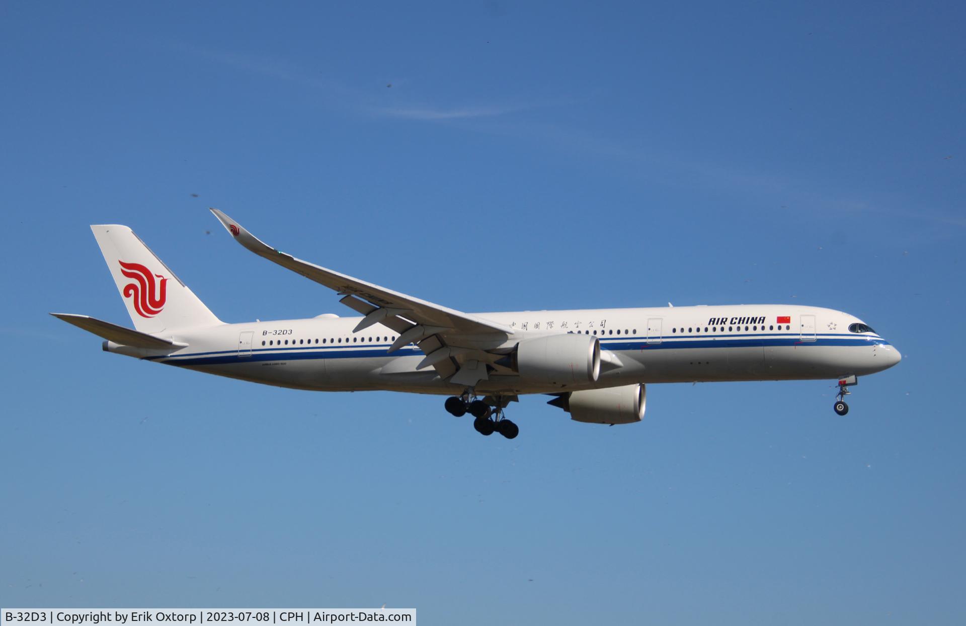 B-32D3, 2022 Airbus A350-941 C/N 575, B-32D3 landing rw 22L