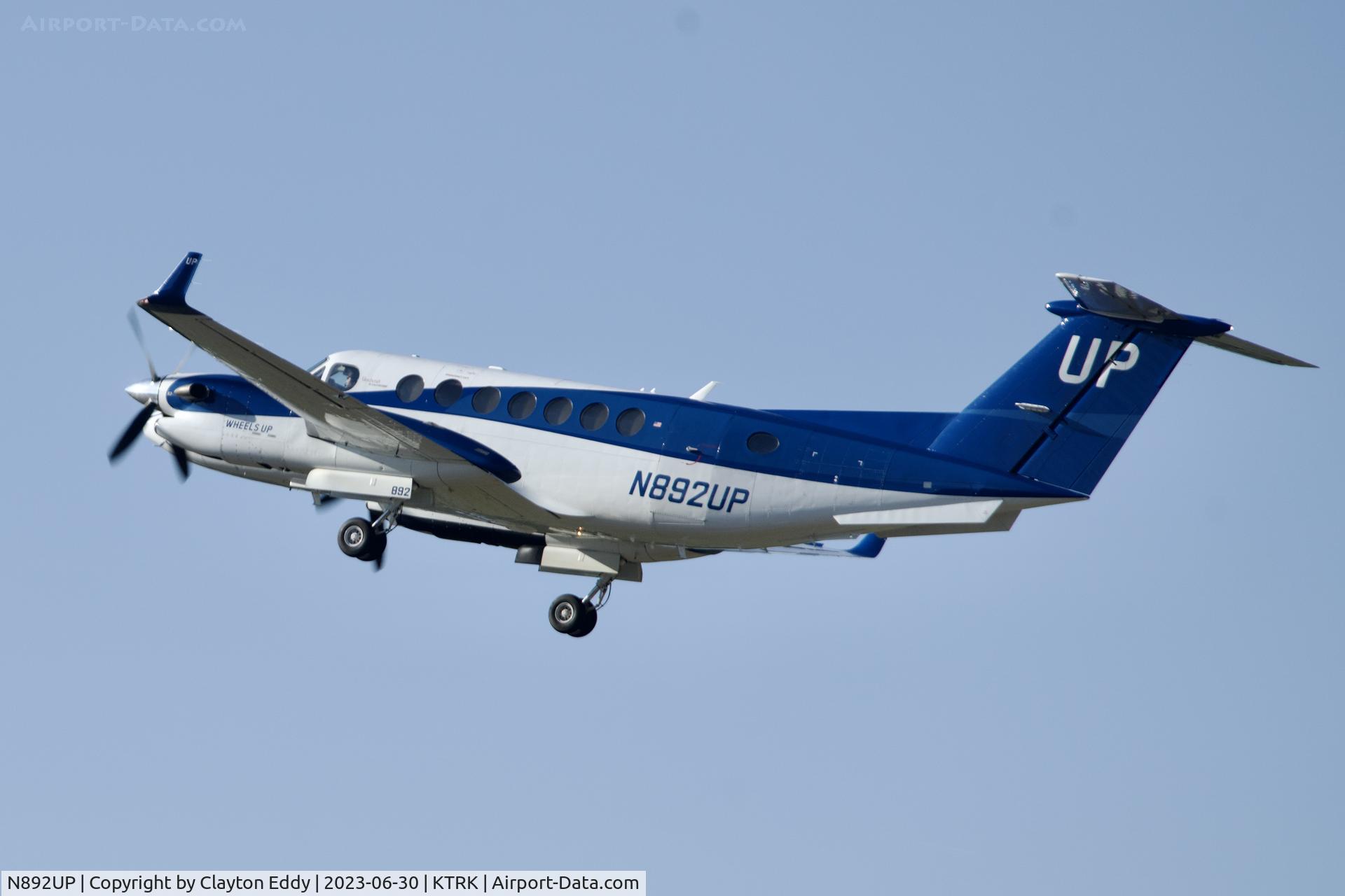N892UP, 2018 Beechcraft King Air 350 C/N FL-1139, Truckee Tahoe Airport in California 2023.