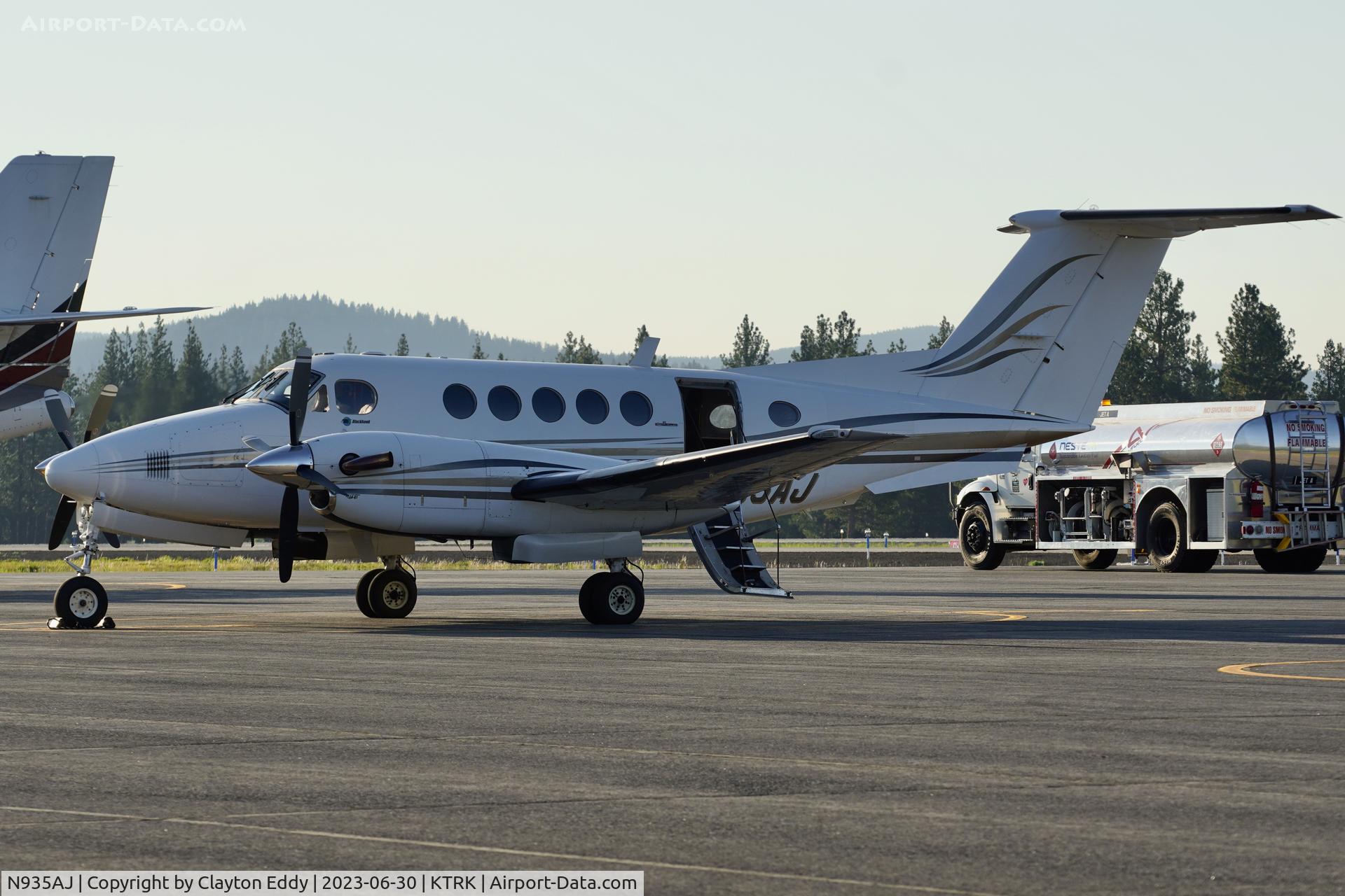 N935AJ, 1981 Beech B200 King Air C/N BB-935, Truckee Tahoe airport in California 2023.