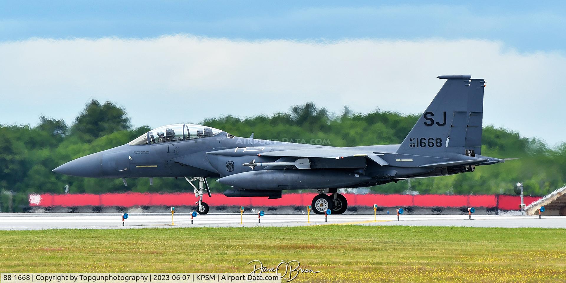 88-1668, 1988 McDonnell Douglas F-15E Strike Eagle C/N 1077/E052, COWBOY64 taking the active RW