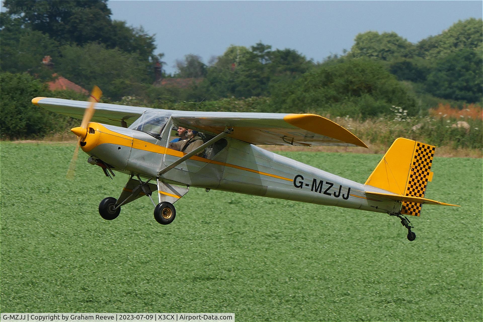 G-MZJJ, 1998 Murphy Maverick C/N PFA 259-13016, Departing from Northrepps.