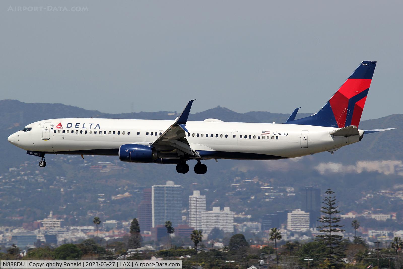 N888DU, 2017 Boeing 737-932/ER C/N 31999, at lax