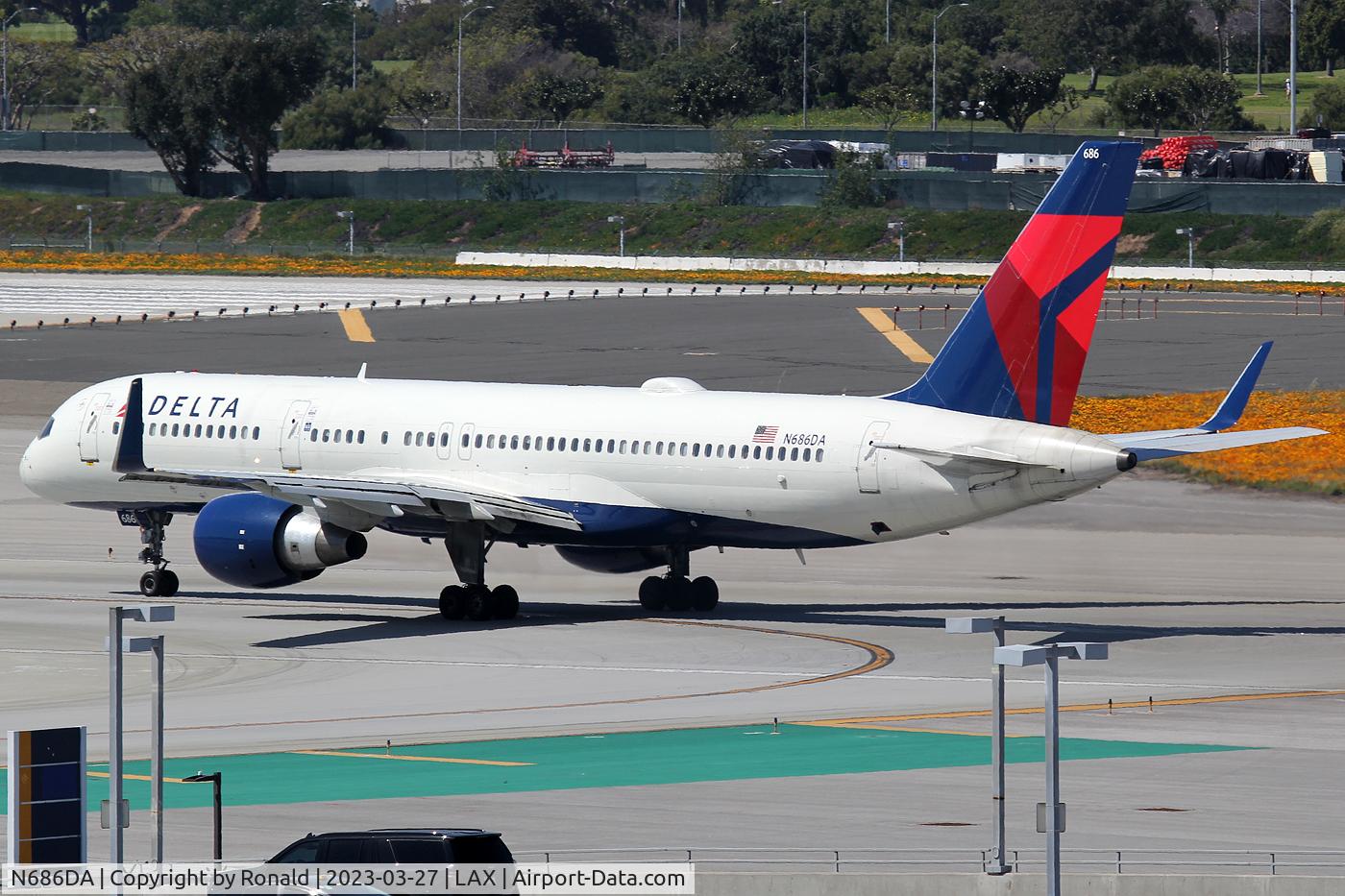 N686DA, 1995 Boeing 757-232 C/N 27589, at lax