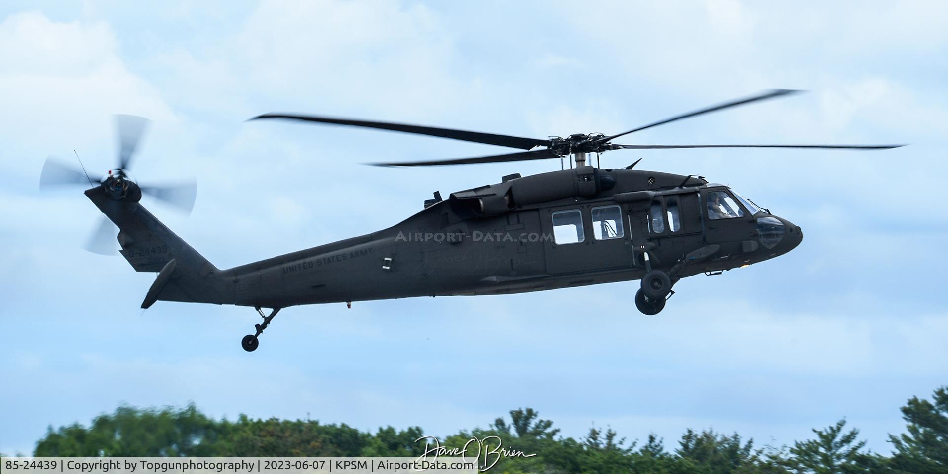 85-24439, 1985 Sikorsky UH-60A Black Hawk C/N 70.0921, ARNG comes in for a fuel stop
