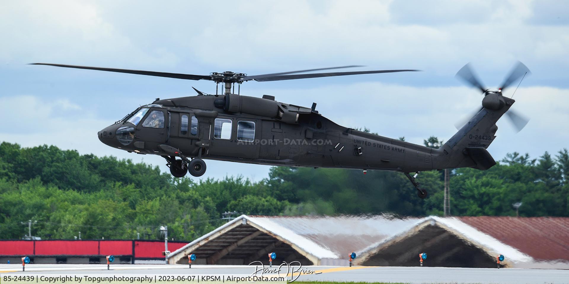 85-24439, 1985 Sikorsky UH-60A Black Hawk C/N 70.0921, Copilot checking out the photogs