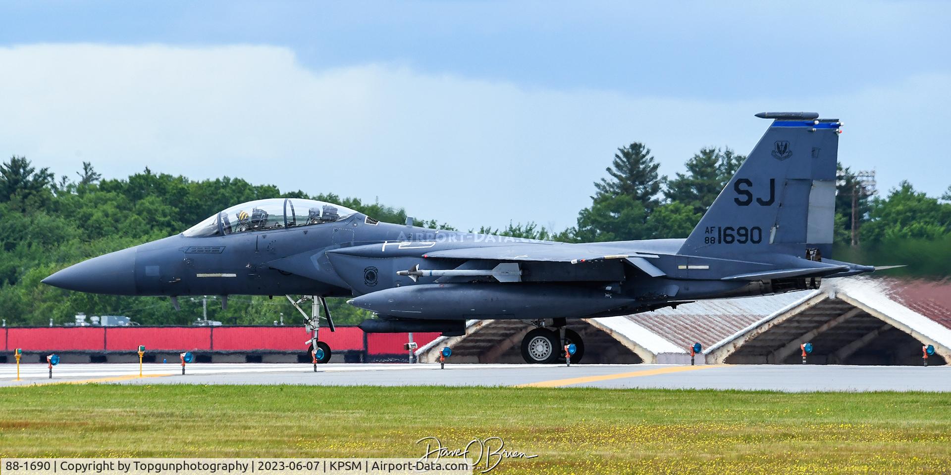 88-1690, 1989 McDonnell Douglas F-15E Strike Eagle C/N 1099/E074, COWBOY61 taking the active