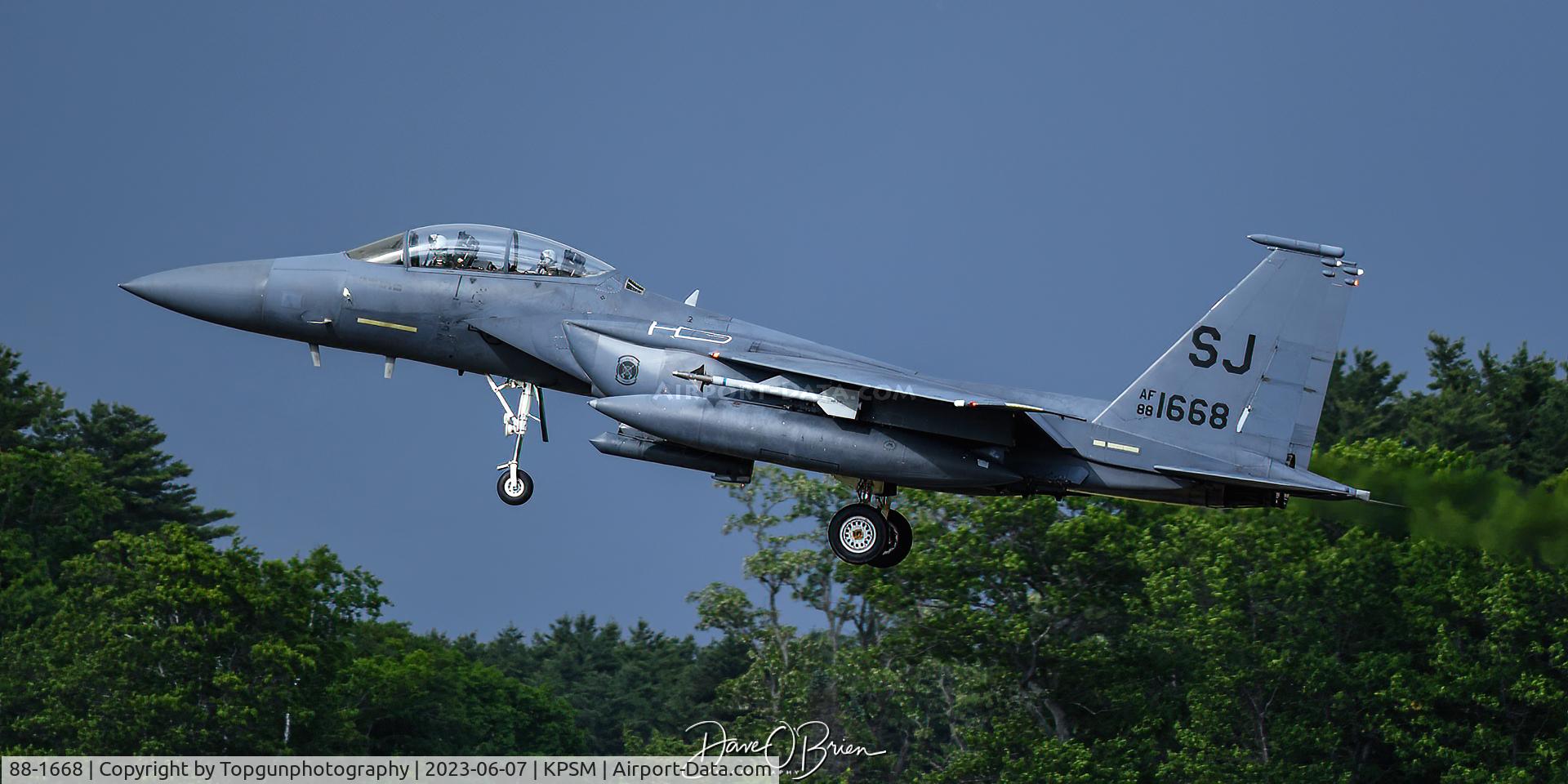 88-1668, 1988 McDonnell Douglas F-15E Strike Eagle C/N 1077/E052, COWBOY64 returns after the afternoon sortie
