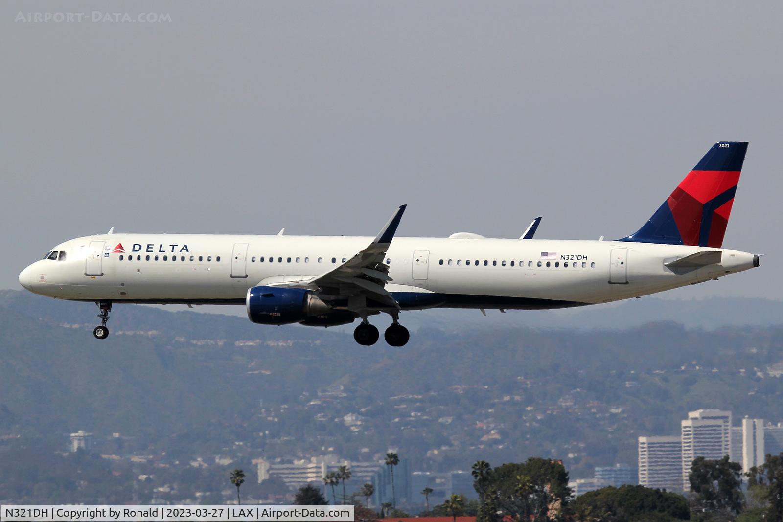 N321DH, 2017 Airbus A321-211 C/N 7592, at lax