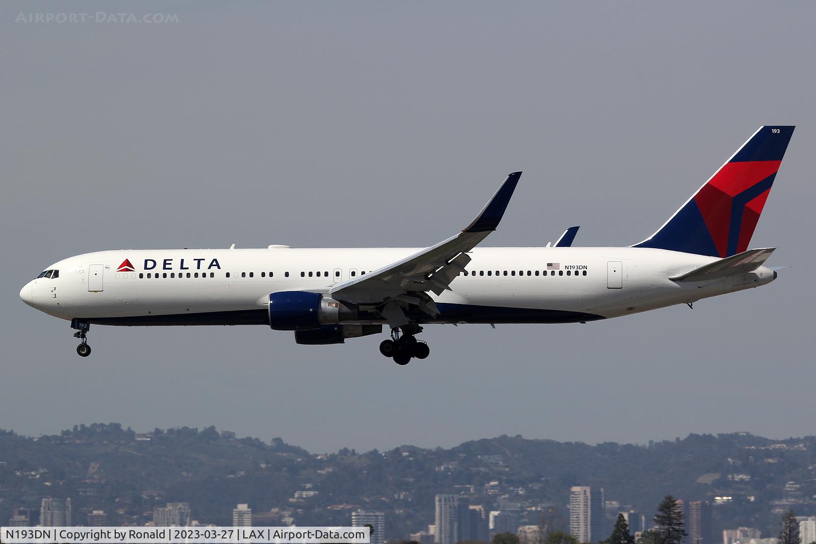 N193DN, 1997 Boeing 767-332 C/N 28450, at lax