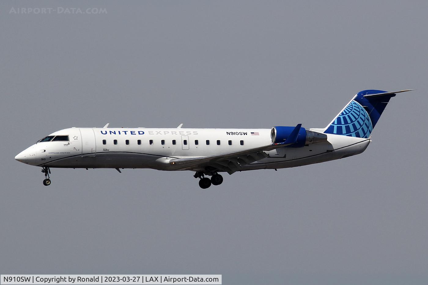 N910SW, 2001 Bombardier CRJ-200LR (CL-600-2B19) C/N 7566, at lax