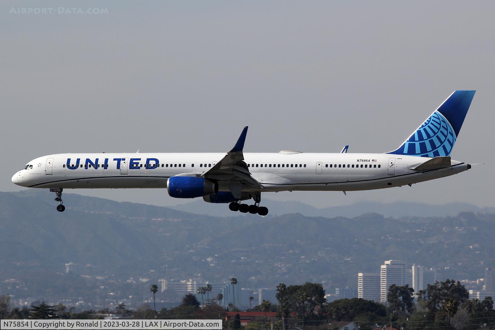 N75854, 2002 Boeing 757-324 C/N 32813, at lax