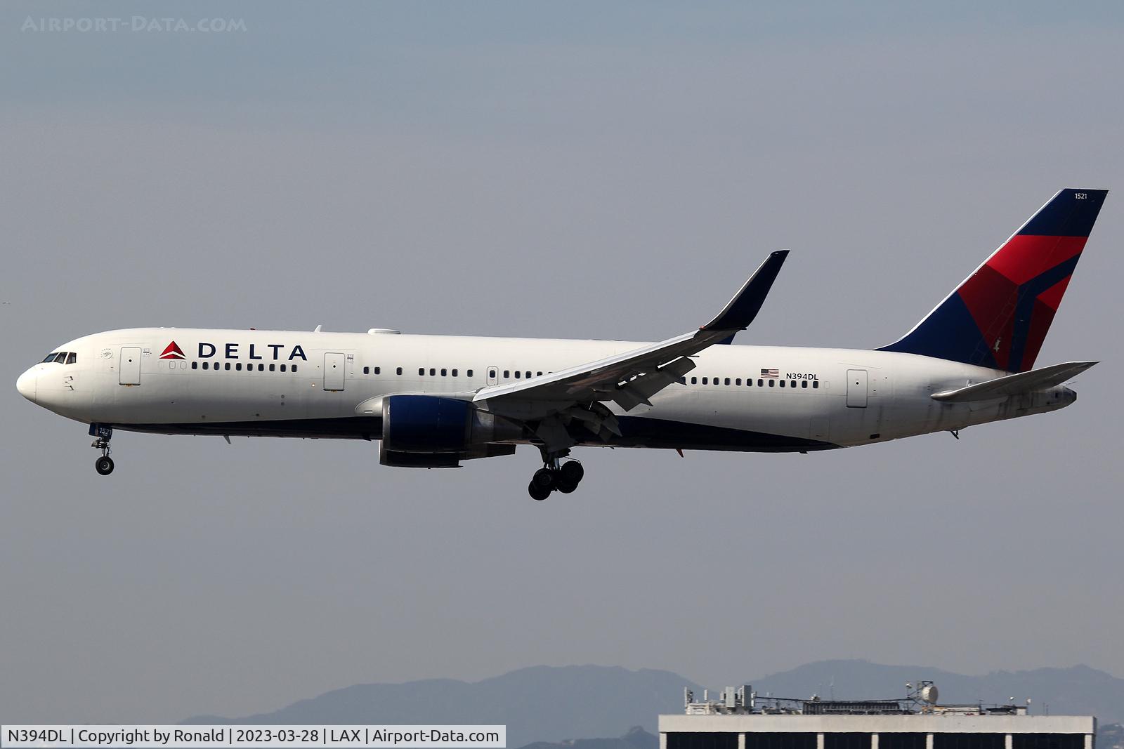 N394DL, 1995 Boeing 767-324/ER C/N 27394, at lax