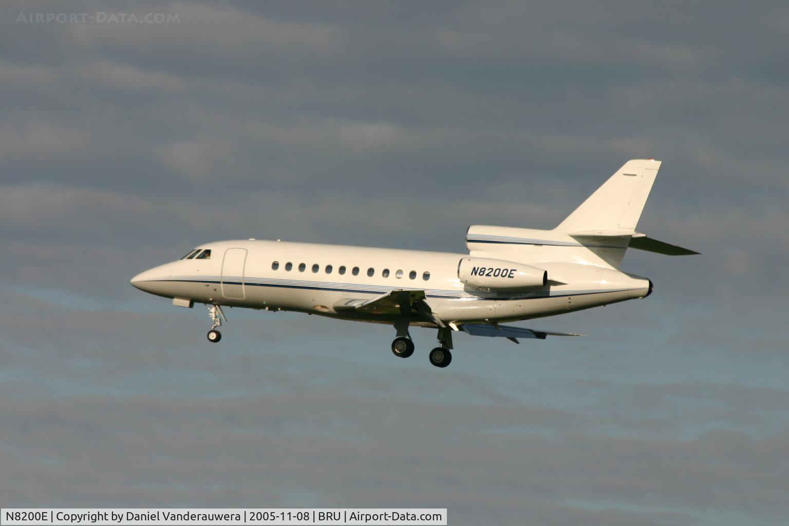 N8200E, 1987 Dassault-Breguet Falcon (Mystere) 900 C/N 34, short before landing on rnw 25L