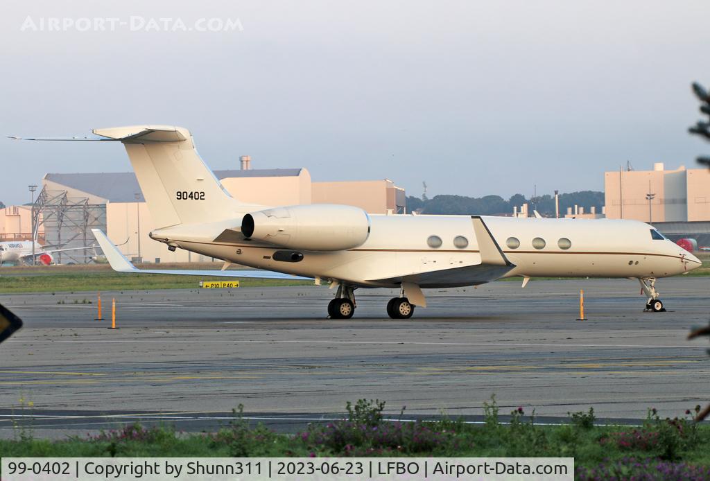 99-0402, 2000 Gulfstream Aerospace C-37A (Gulfstream V) C/N 571, Parked at the General Aviation area...
