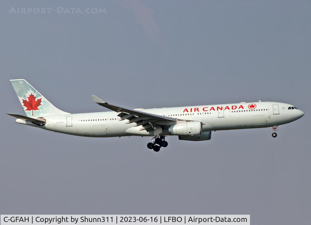 C-GFAH, 1999 Airbus A330-343 C/N 0279, Landing rwy 32L in old c/s
