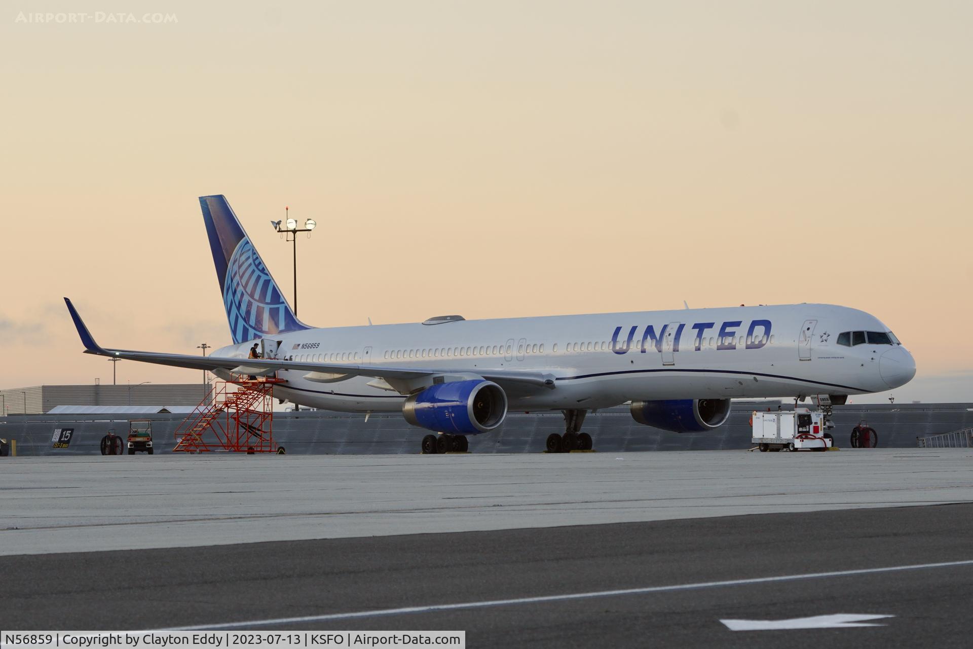 N56859, 2004 Boeing 757-324 C/N 32818, Morning. SFO 2023.