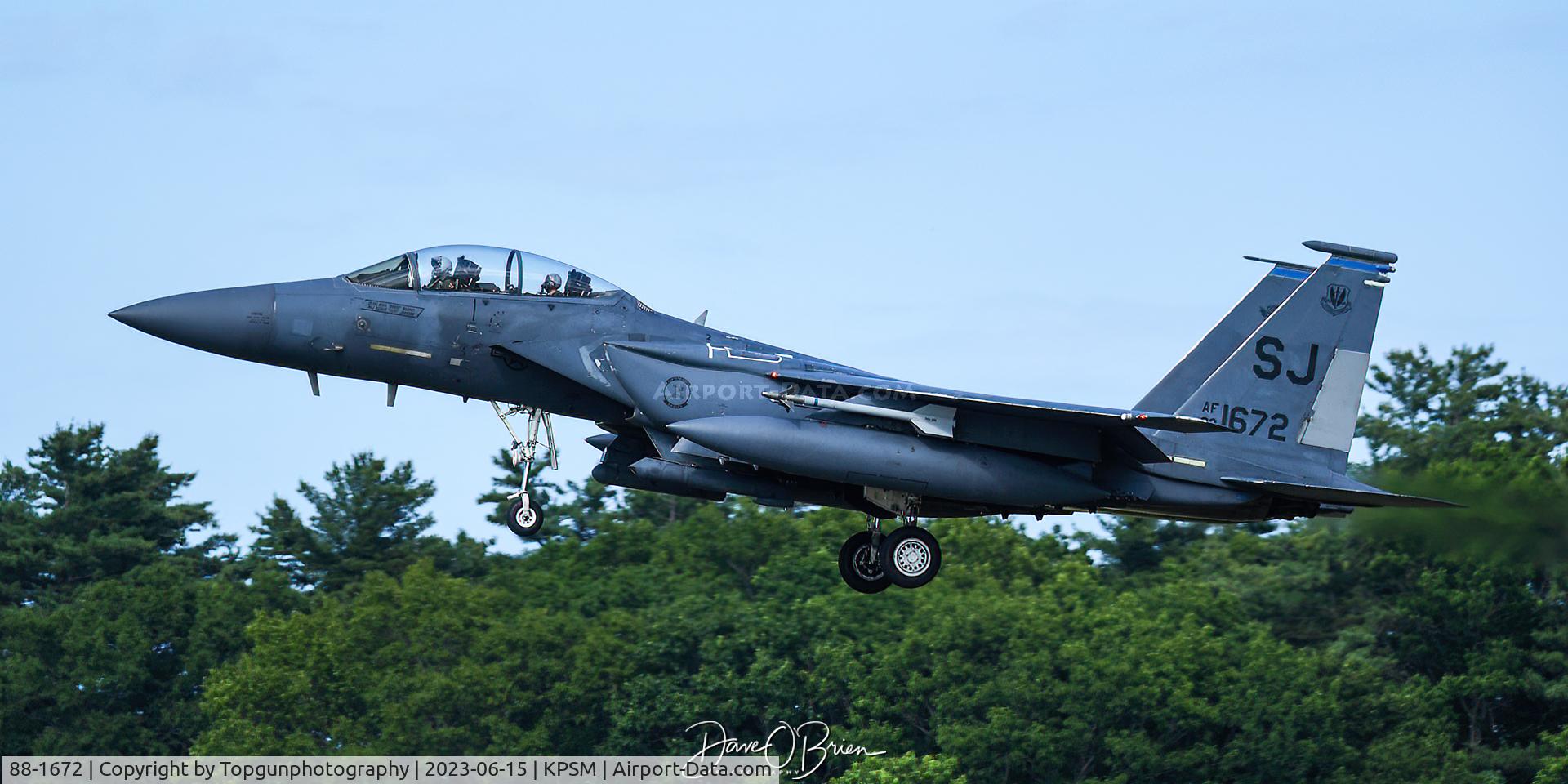 88-1672, 1988 McDonnell Douglas F-15E Strike Eagle C/N 1081/E056, TURN22 ready to touch down