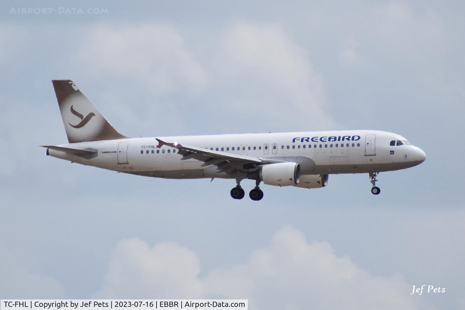 TC-FHL, 2009 Airbus A320-214 C/N 4154, Landing at Brussels Airport.