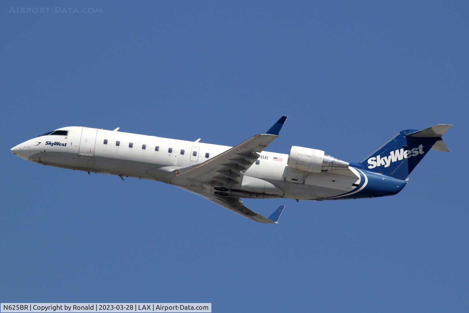 N625BR, 1998 Canadair CRJ-200ER (CL-600-2B19) C/N 7214, at lax