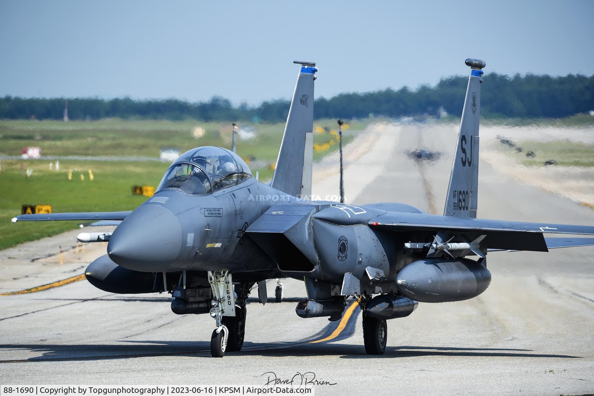 88-1690, 1989 McDonnell Douglas F-15E Strike Eagle C/N 1099/E074, SIEGE13 heading up to RW34