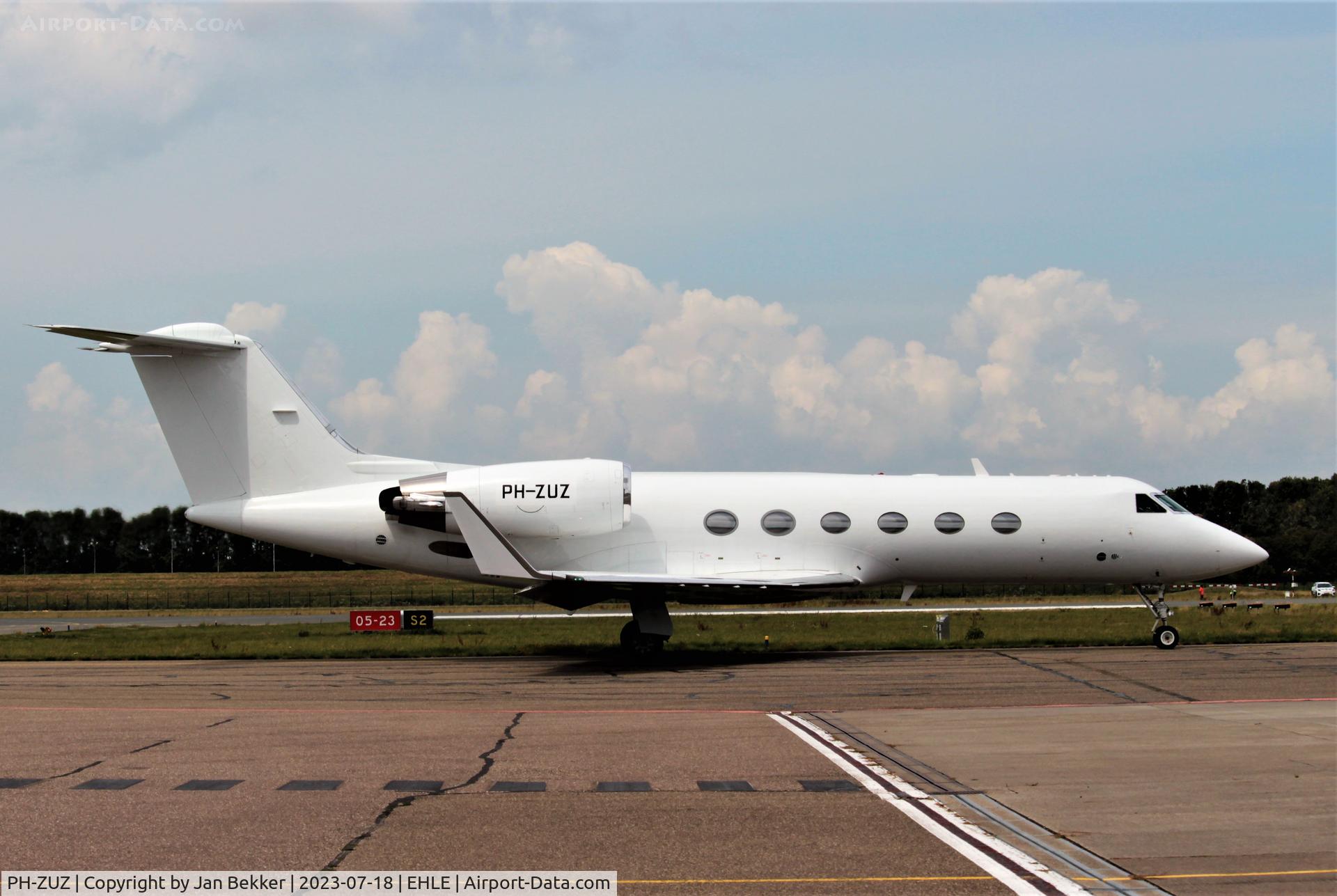 PH-ZUZ, Gulfstream Aerospace G-IV C/N 1009, Lelystad Airport. Former V-11 of the Royal Netherlands Air Force. On its way to runway 23 for its first flight with the new registration