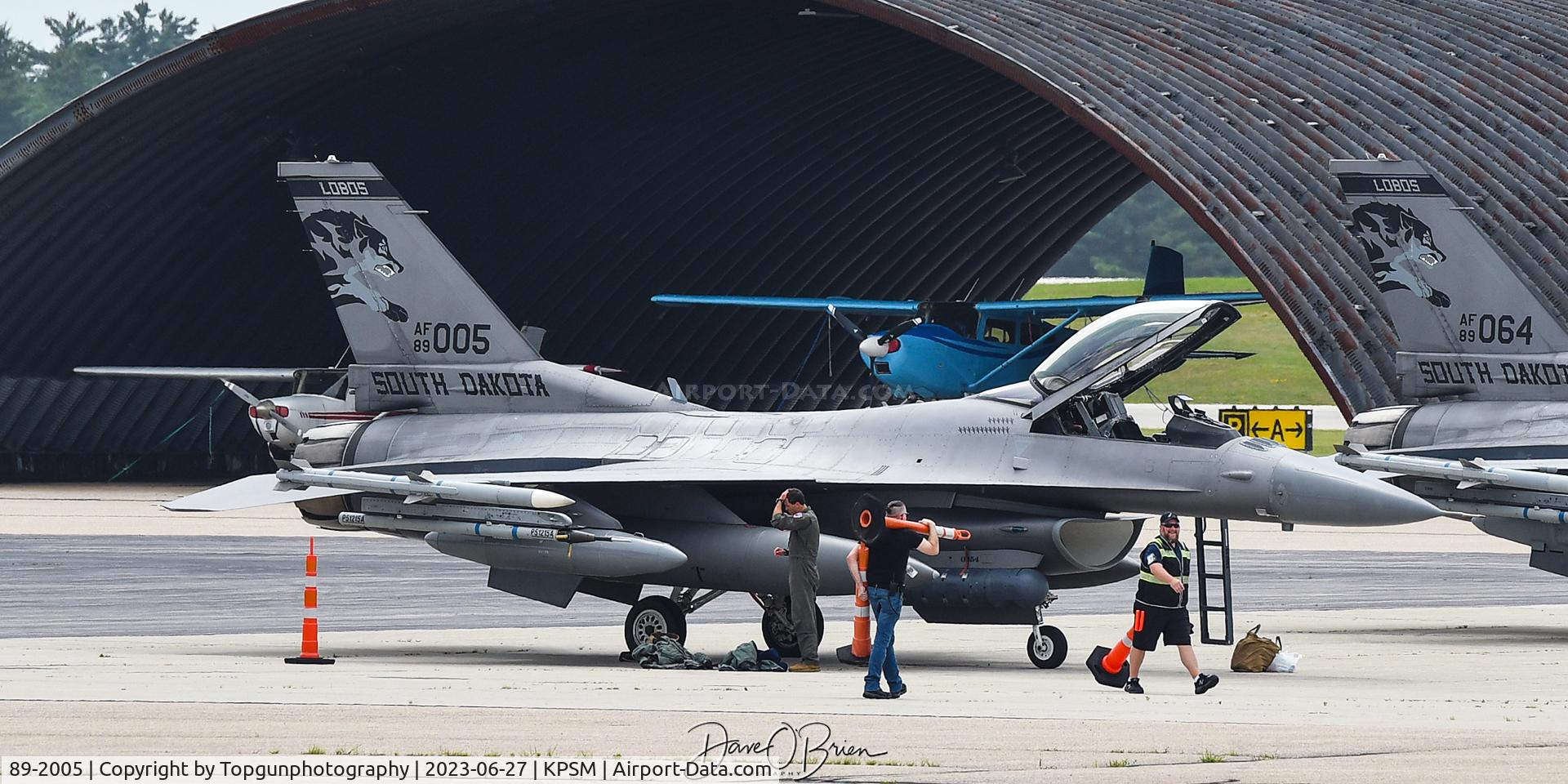 89-2005, 1990 General Dynamics F-16CM Fighting Falcon C/N 1C-158, CUBE41 getting put away from the night