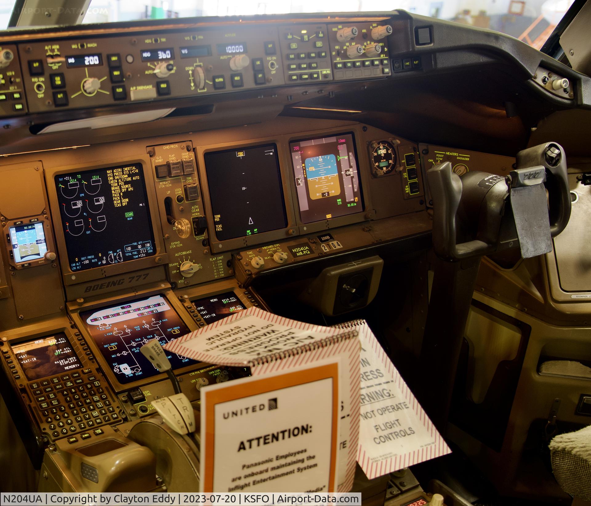 N204UA, 1999 Boeing 777-222/ER C/N 28713, SFO 2023.