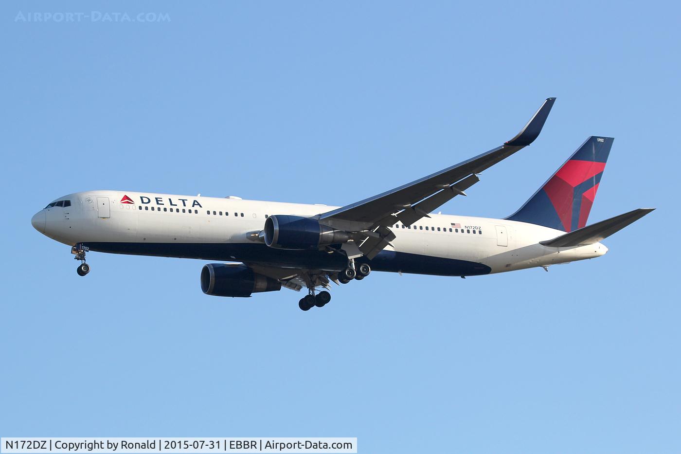 N172DZ, 1998 Boeing 767-332 C/N 29691, at bru