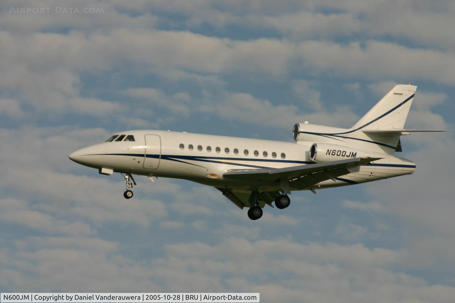 N600JM, Dassault Falcon 900EX C/N 05, short before landing on 25L