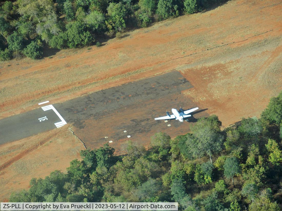 ZS-PLL, 1984 Beechcraft B200 King Air C/N BB-1189, Chikwenya Airstrip, Mana Pools NP / Zimbabwe