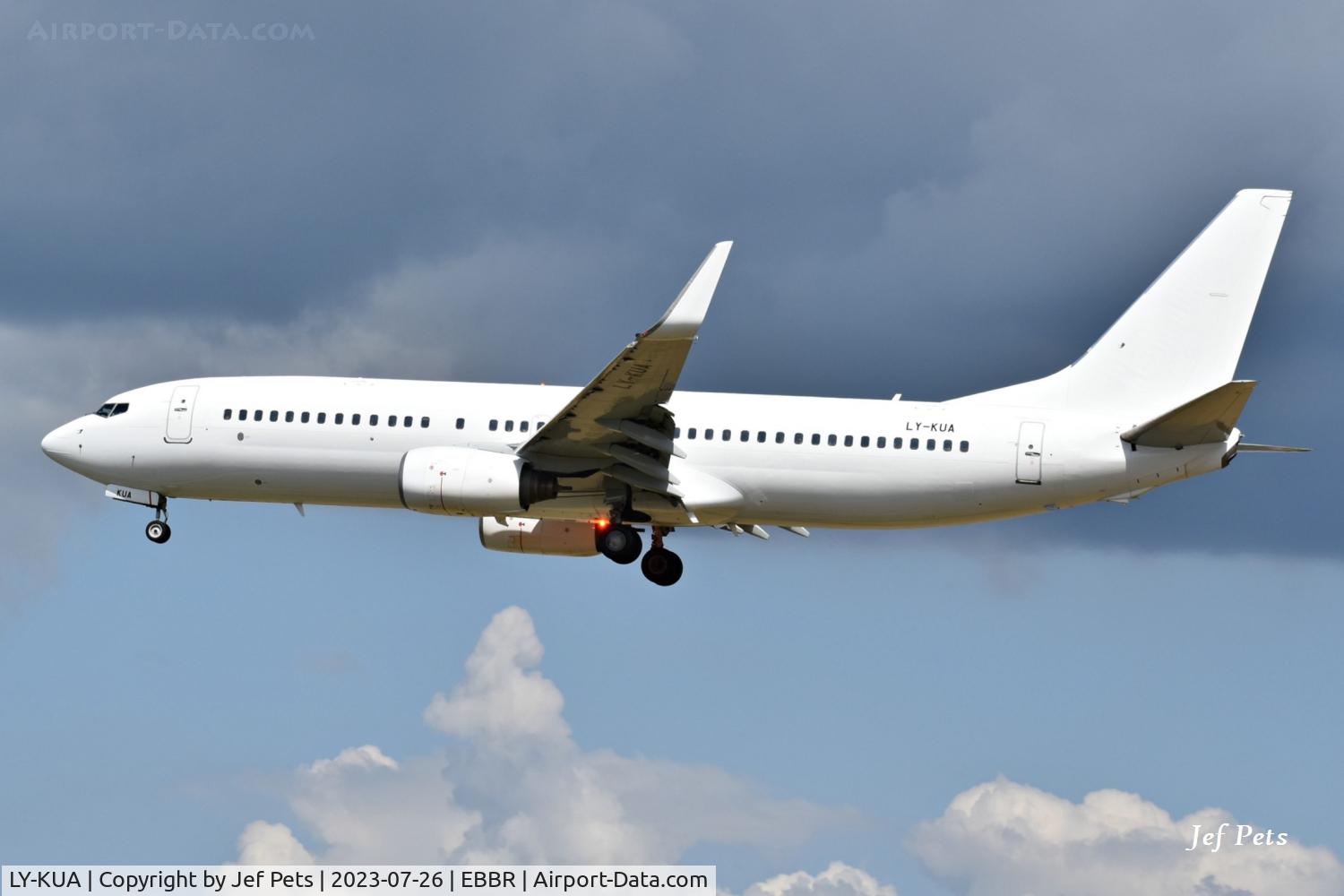 LY-KUA, 2001 Boeing 737-83N C/N 28244, Landing at Brussels Airport.