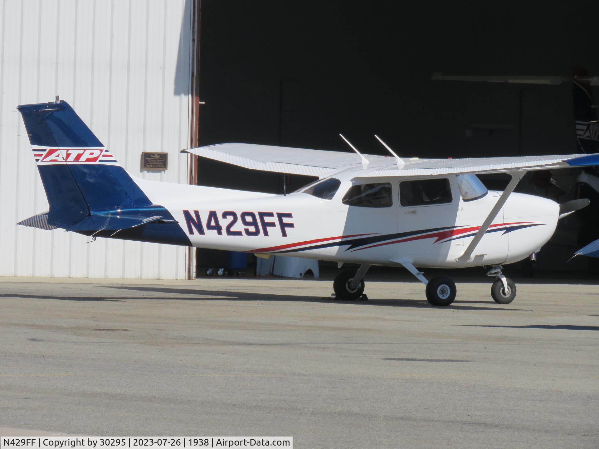 N429FF, 2004 Cessna 172R C/N 17281229, Parked