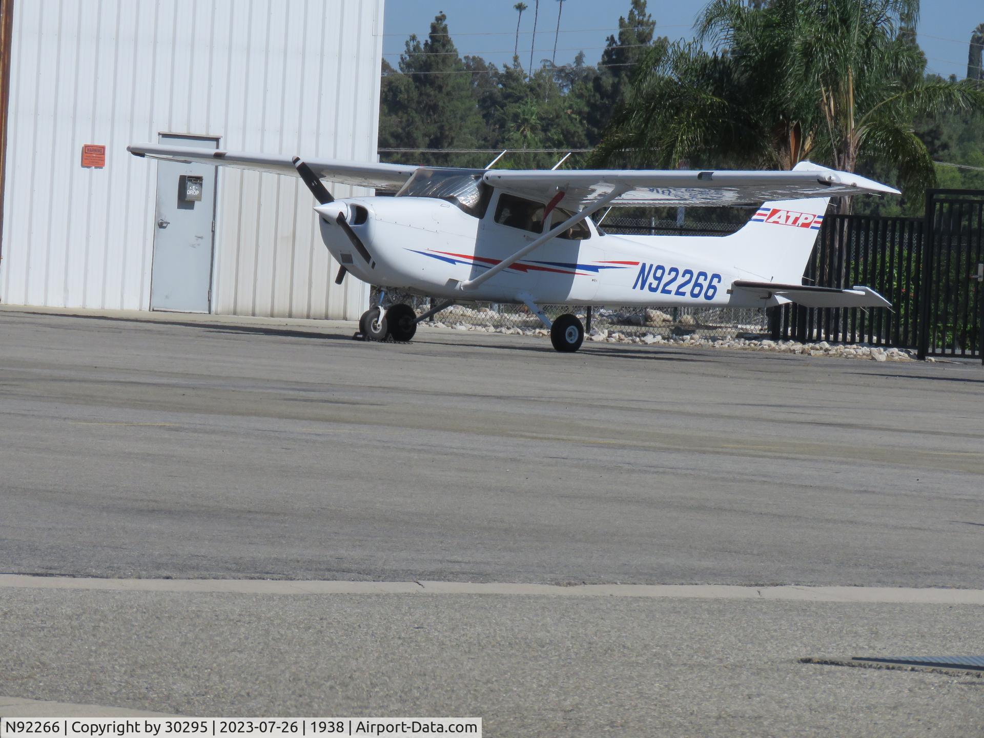 N92266, 2014 Cessna 172S Shyhawk SP C/N 172S-11503, Parked