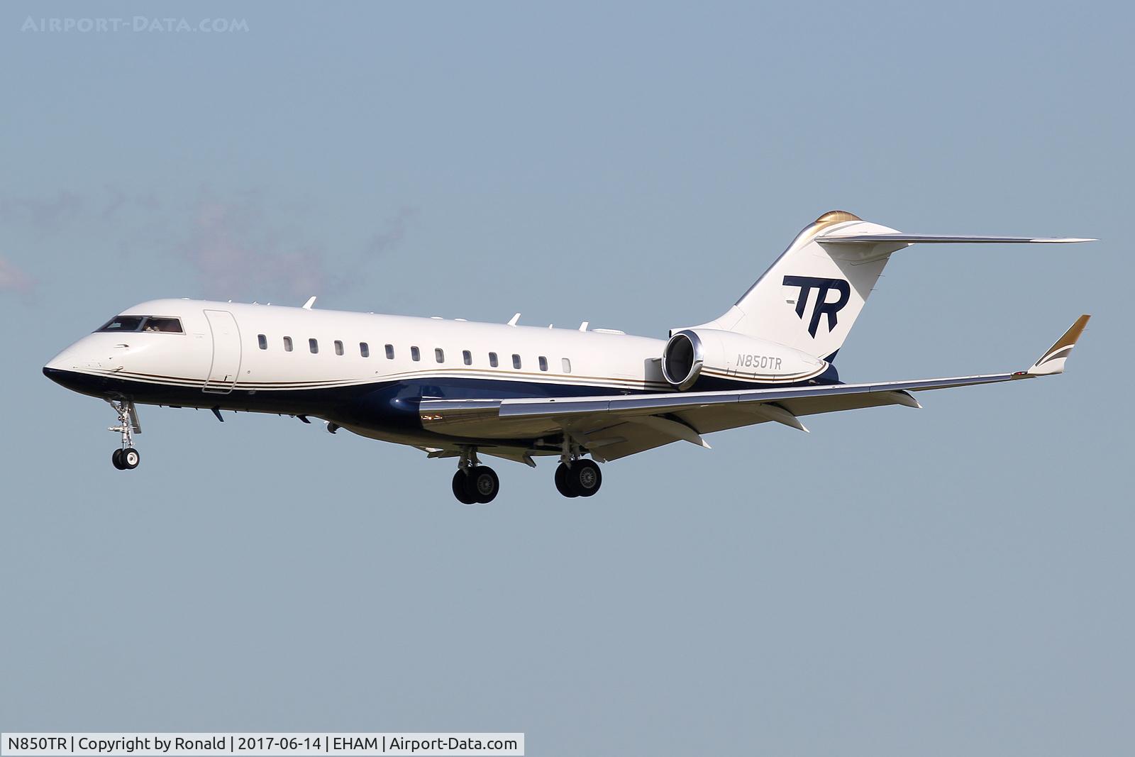 N850TR, 1999 Bombardier BD-700-1A10 Global Express C/N 9027, at spl