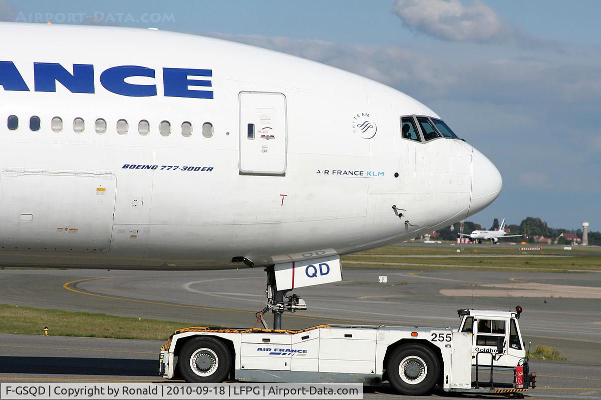 F-GSQD, 2004 Boeing 777-328/ER C/N 32726, at cdg