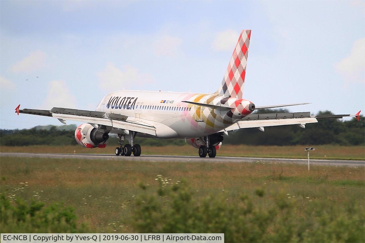 EC-NCB, 2003 Airbus A319-111 C/N 2043, Airbus A319-111, Landing rwy 25L, Brest-Bretagne airport (LFRB-BES)