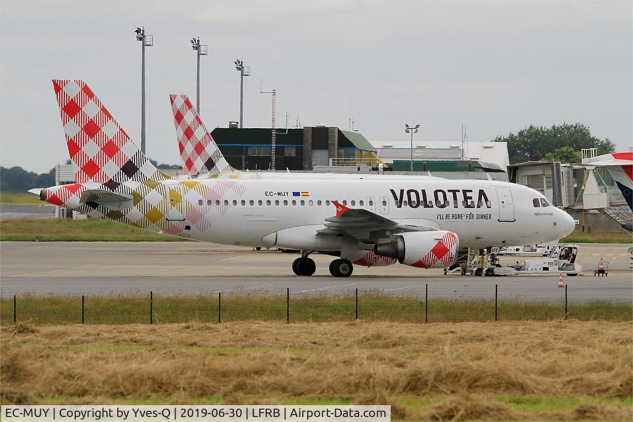 EC-MUY, 2003 Airbus A319-111 C/N 2050, Airbus A319-111, Boarding ramp, Brest-Bretagne airport (LFRB-BES)