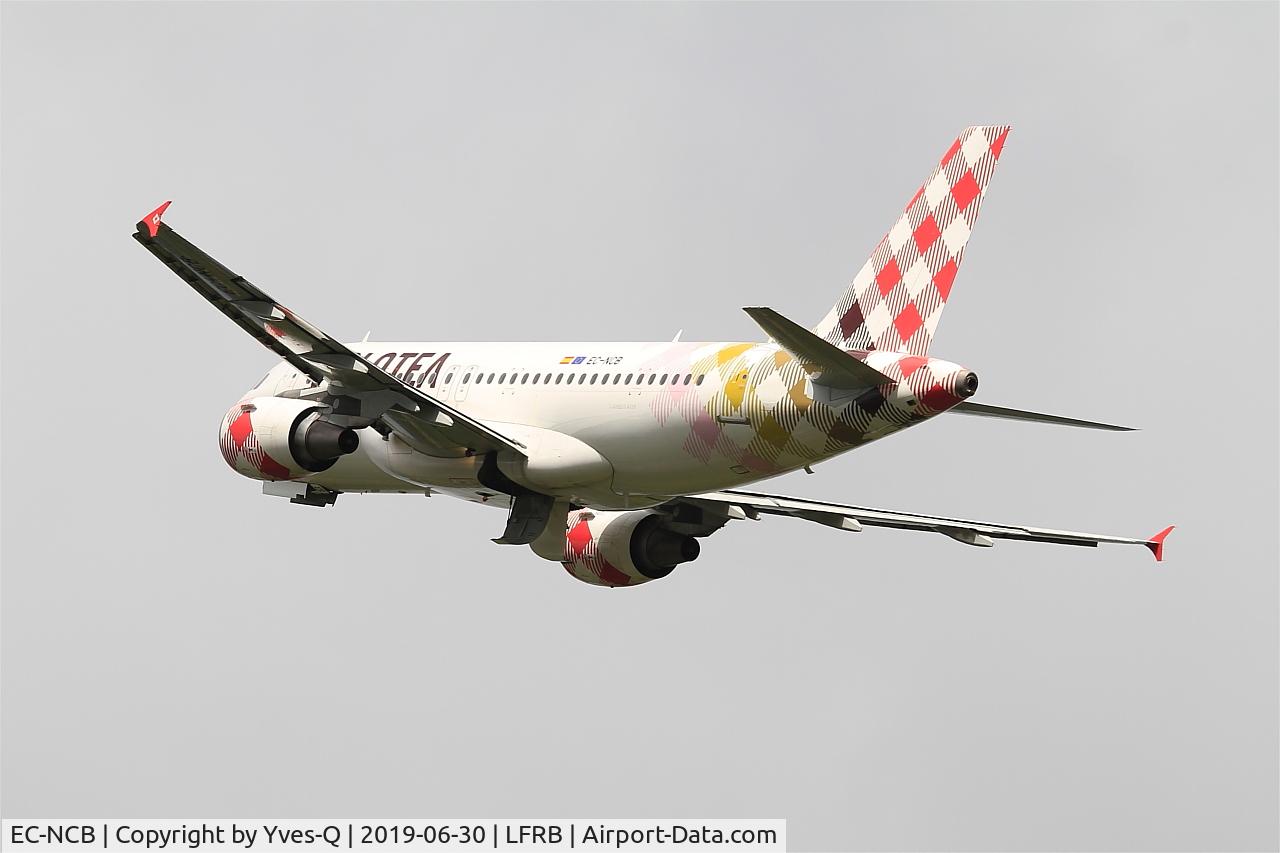 EC-NCB, 2003 Airbus A319-111 C/N 2043, Airbus A319-111, Climbing from rwy 25L, Brest-Bretagne airport (LFRB-BES)
