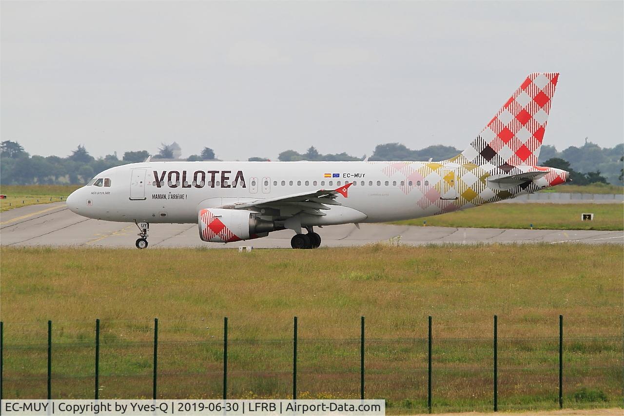 EC-MUY, 2003 Airbus A319-111 C/N 2050, Airbus A319-111, Taxiing, Brest-Bretagne airport (LFRB-BES)