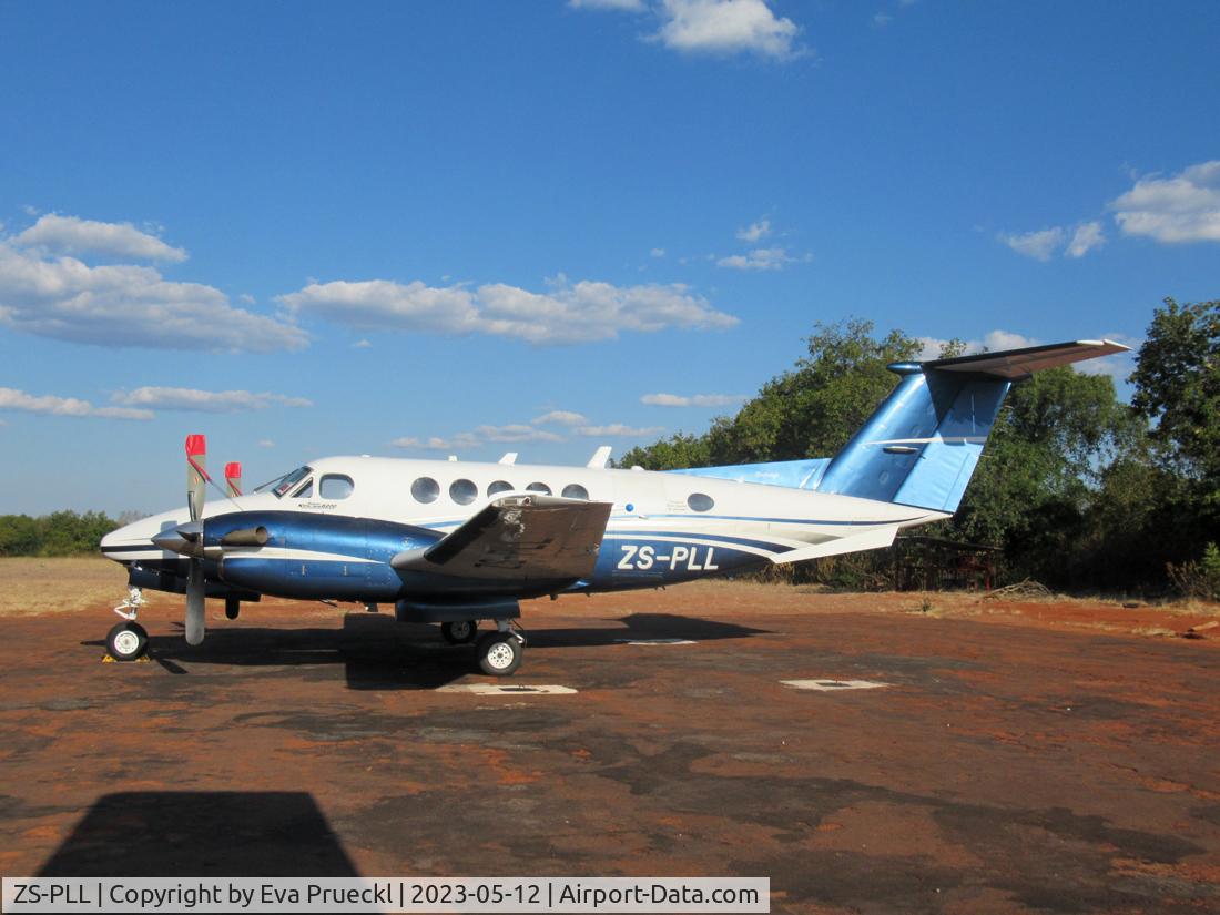 ZS-PLL, 1984 Beechcraft B200 King Air C/N BB-1189, Chikwenya Airstrip, Mana Pools NP / Zimbabwe
