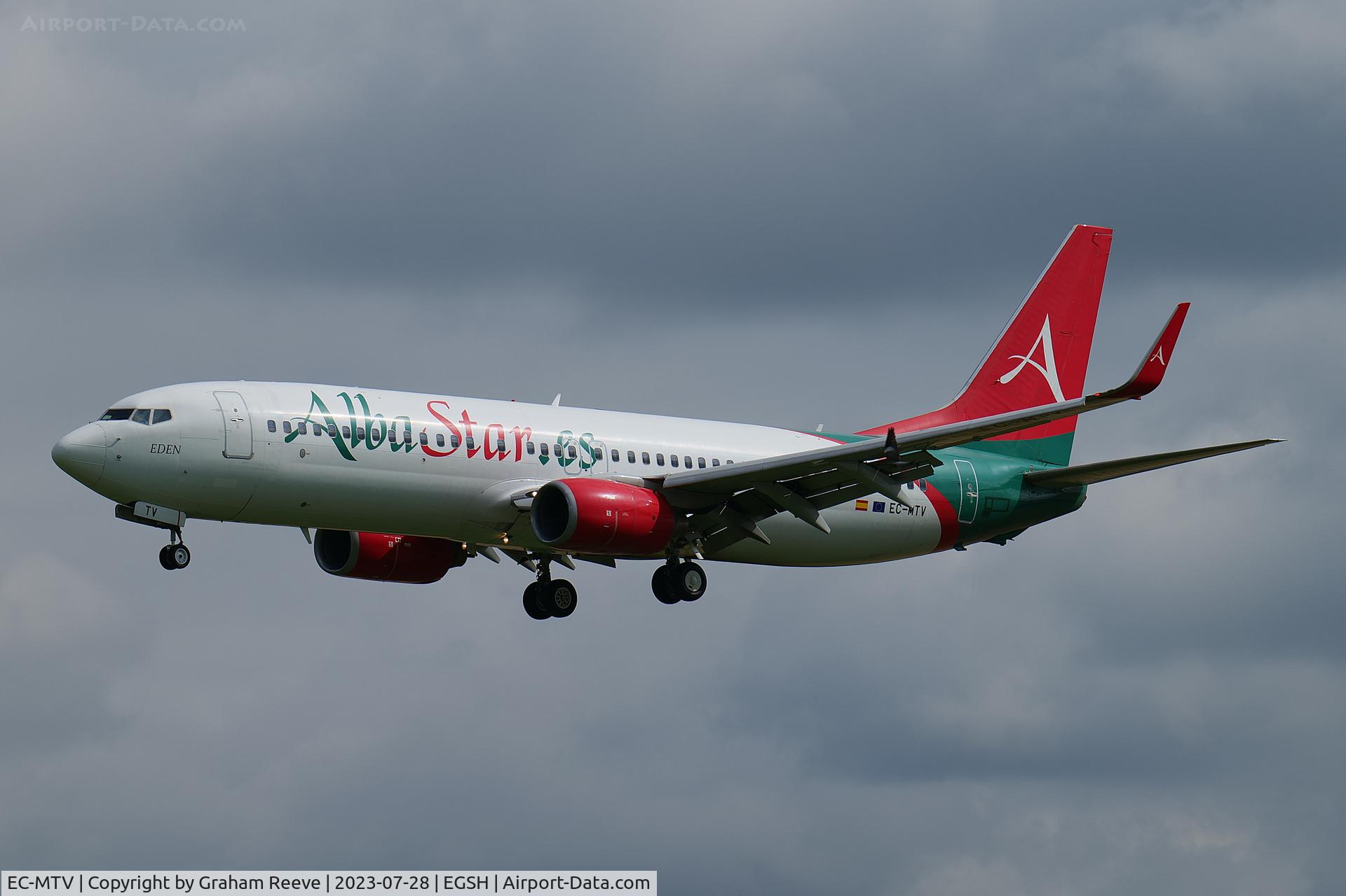 EC-MTV, 2000 Boeing 737-8K5 C/N 27992, Landing at Norwich.