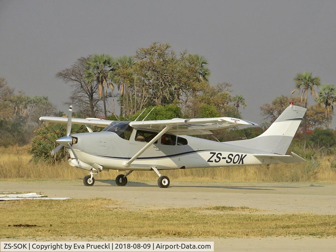 ZS-SOK, 2004 Cessna 210A Centurion C/N 21057658, Take-off at ABU Airstrip, Okavango Delta / Botswana