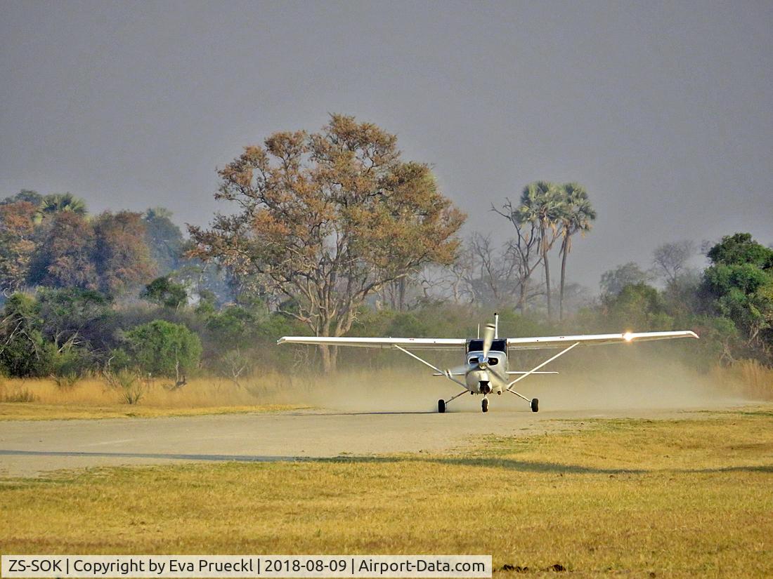 ZS-SOK, 2004 Cessna 210A Centurion C/N 21057658, Take-off at ABU Airstrip, Okavango Delta / Botswana