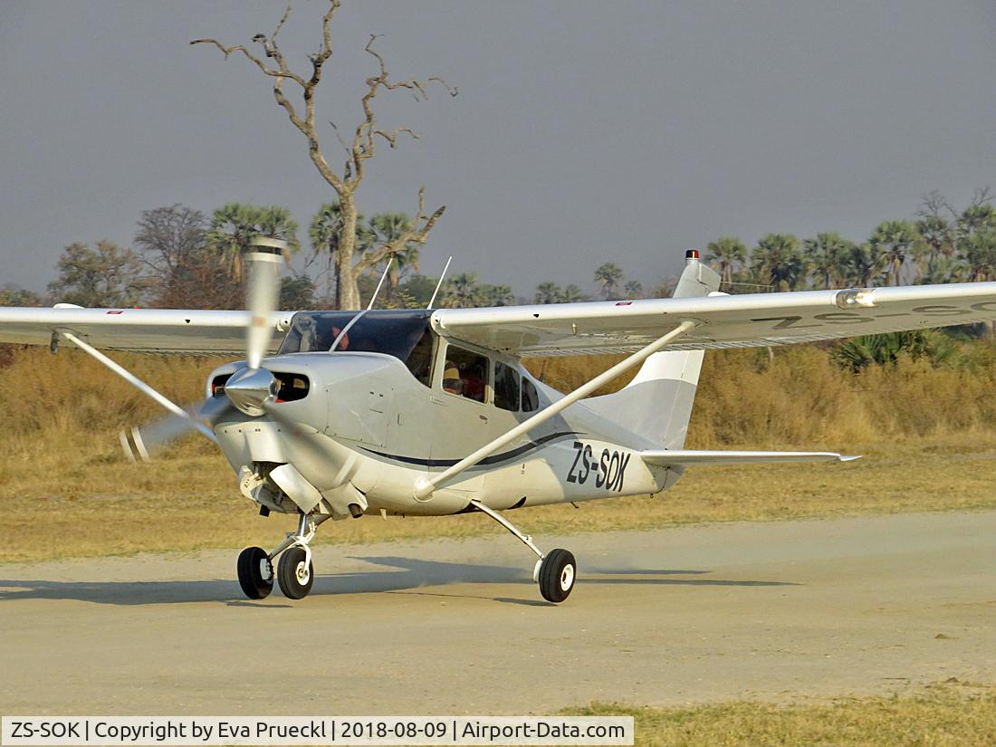 ZS-SOK, 2004 Cessna 210A Centurion C/N 21057658, Take-off at ABU Airstrip, Okavango Delta / Botswana