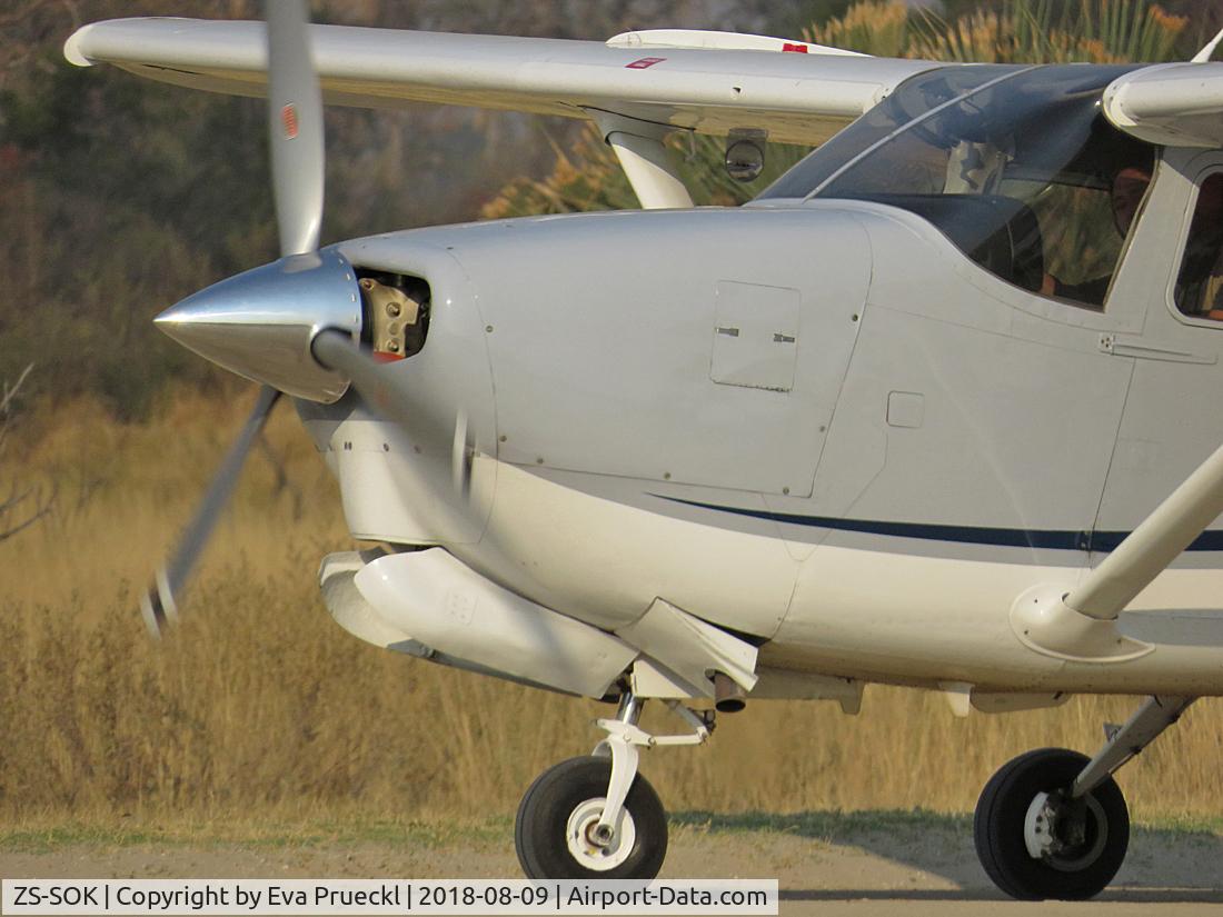 ZS-SOK, 2004 Cessna 210A Centurion C/N 21057658, Take-off at ABU Airstrip, Okavango Delta / Botswana