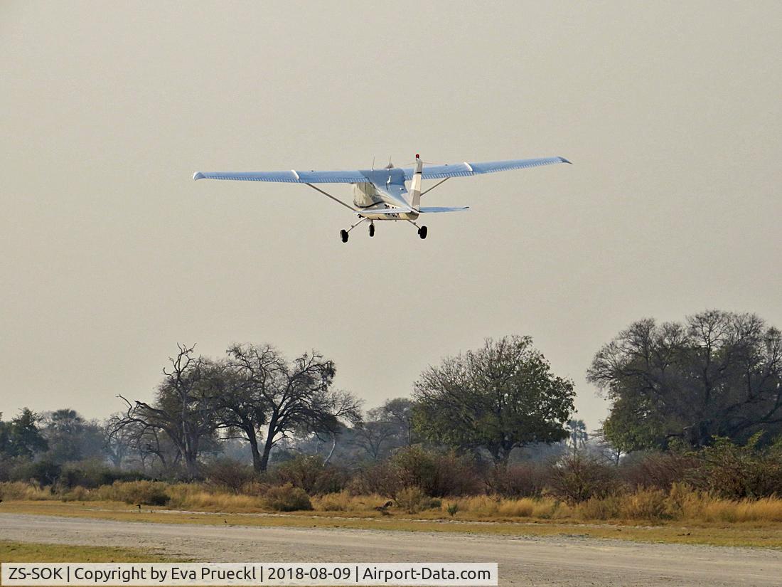 ZS-SOK, 2004 Cessna 210A Centurion C/N 21057658, Take-off at ABU Airstrip, Okavango Delta / Botswana