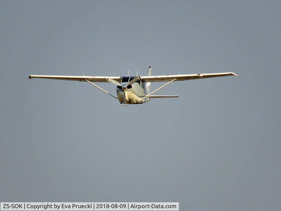 ZS-SOK, 2004 Cessna 210A Centurion C/N 21057658, Landing at ABU Airstrip, Okavango Delta / Botswana