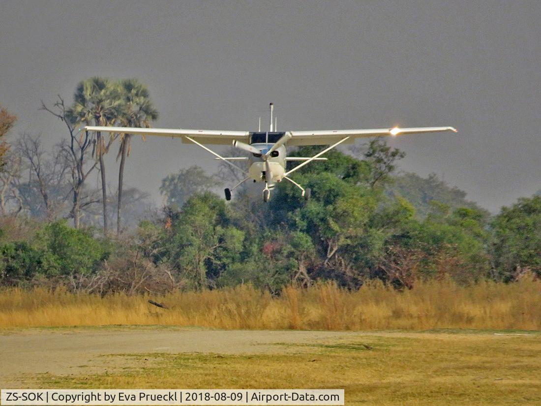 ZS-SOK, 2004 Cessna 210A Centurion C/N 21057658, Landing at ABU Airstrip, Okavango Delta / Botswana
